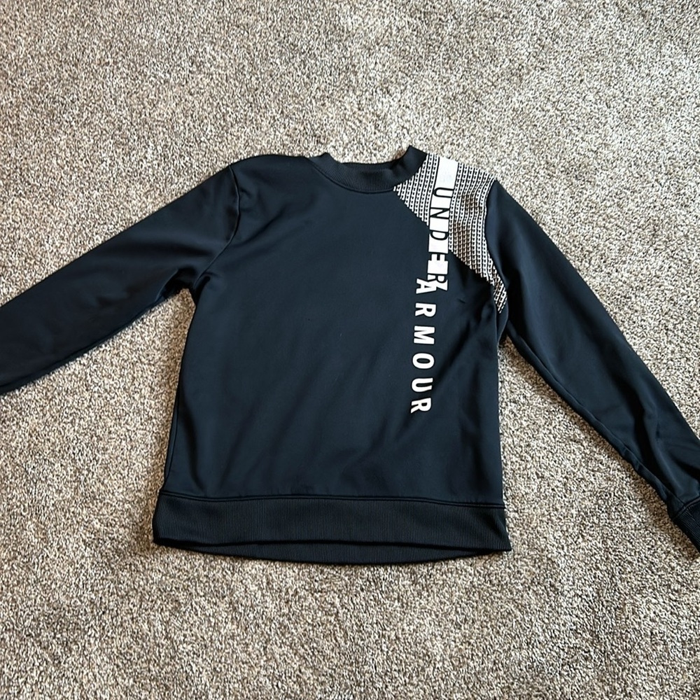 Women’s Under Armour sweatshirt size M.